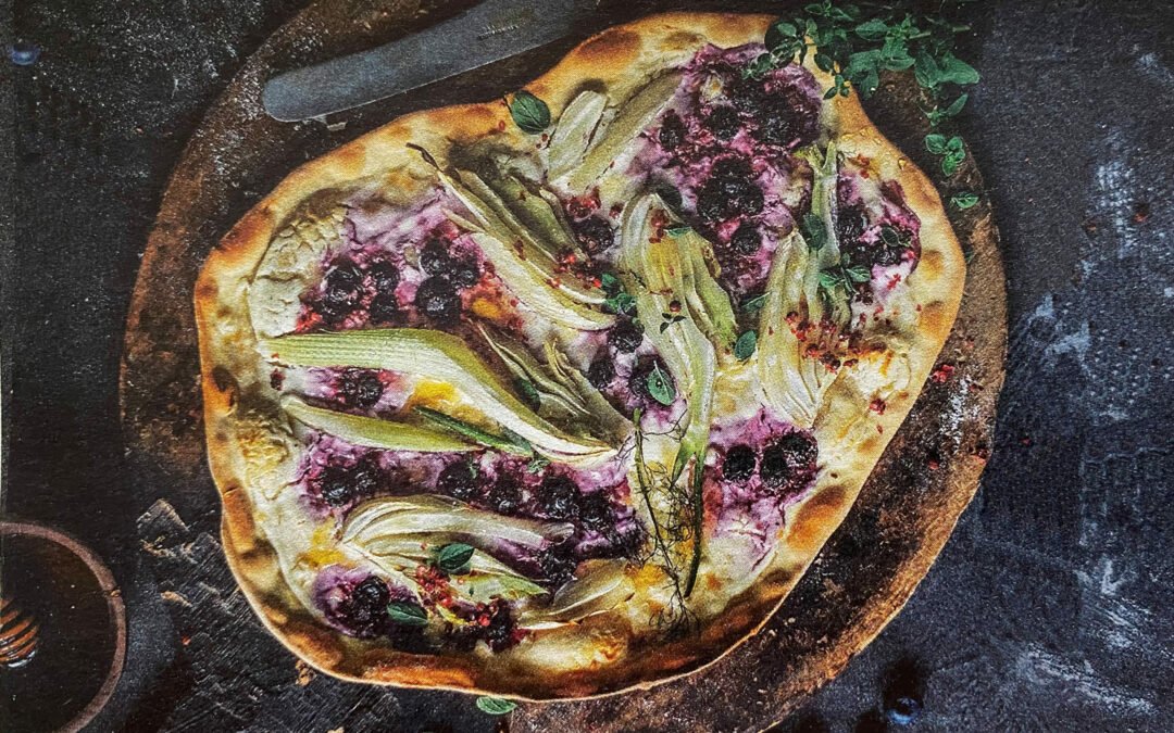 Flammkuchen mit Heidelbeeren und Fenchel